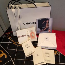 Chanel Parfum In A Sm Box In A Shop https://offerup.com/redirect/?o=QmFnLk5ldw==.
