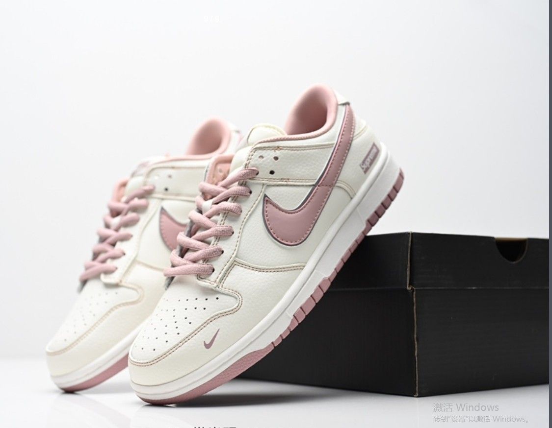 Nike SB Dunk Low Supreme co-branded
size 10