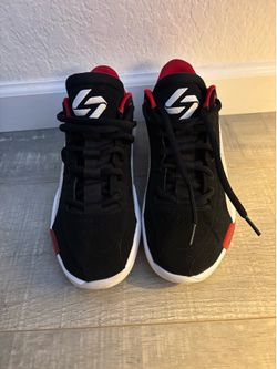 Athletic shoes
