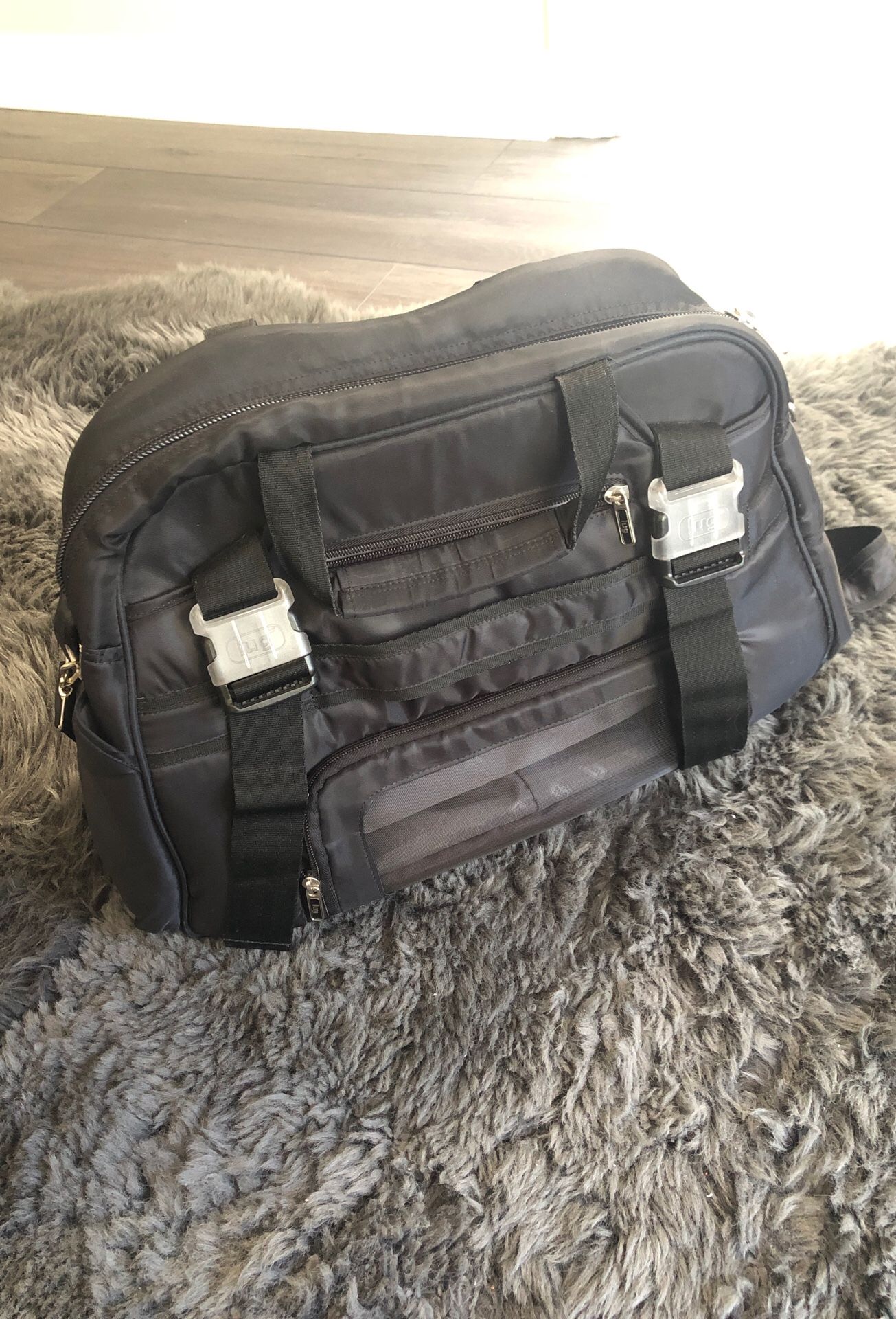 Lug travel bag with padded shoulder strap and hand straps . Great condition many compartments, $10.