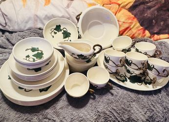 47 pc. Vintage Metlox Poppytrail Vernonware California Ivy