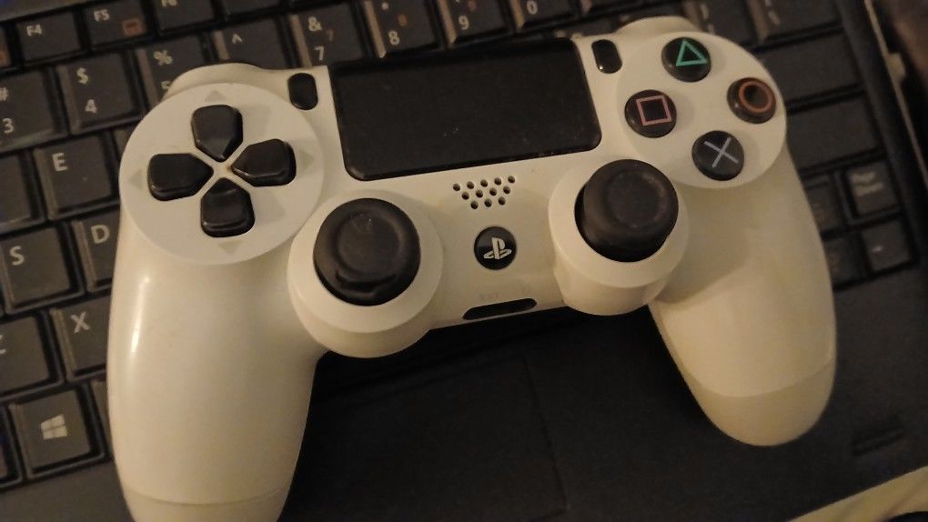 Sony PlayStation 4 PS4 DualShock 4 Wireless Controller White CUH-ZCT2U