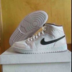 Nike Air Jordan 1 Mid Womens Size 12/ 10.5 Mens Brand New