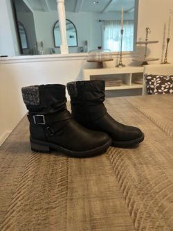 New women’s boots size 6
