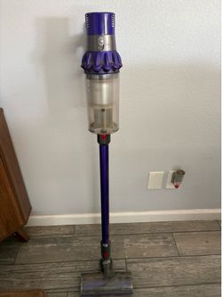 Dyson v11 + Charger + attachments