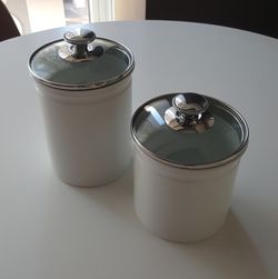 2 kitchen canisters