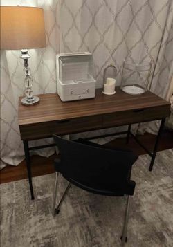 Desk with vanity organizers