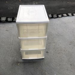 Very Good Condition Plastic Dresser 