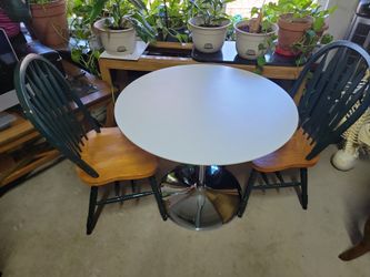Round Metal Pedestal Dining Set