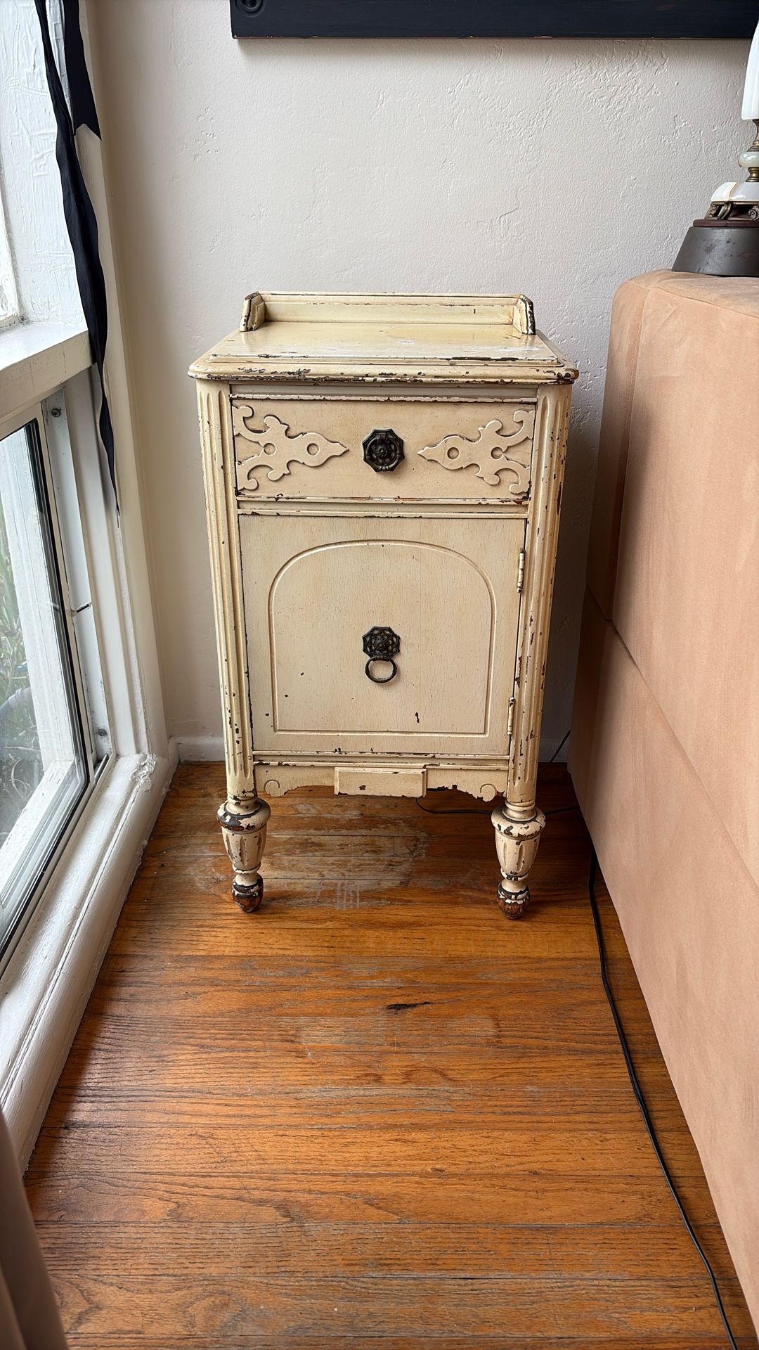 Vintage Side Table - Adorable!