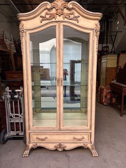 Luxury vintage French Provincial Curio Cabinet / Display Vitrine in fantastic condition
