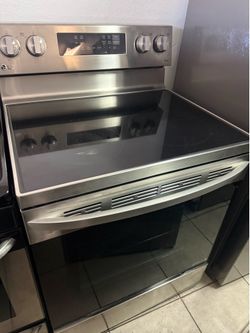 Stainless Steel Electric Range with Air Fry – Excellent Condition