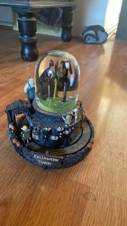 Disney nightmare before Christmas snow globe musical sculpture