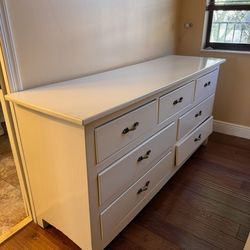 Queen sized bedroom set USED