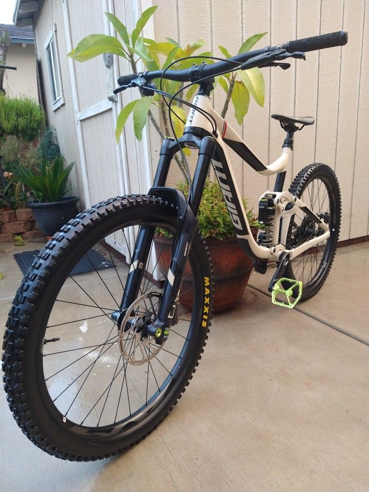 Giant Mountain Bike for Sale in Phillips Ranch CA OfferUp