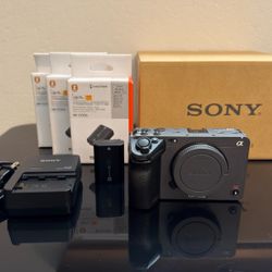 Sony FX3 Full-Frame Camera ILME-FX3 + 4 batteries + Charger + 80gb CF Express A. 