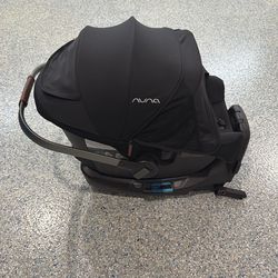 Nuna Pipa RX with Uppababy vista v2 attachment