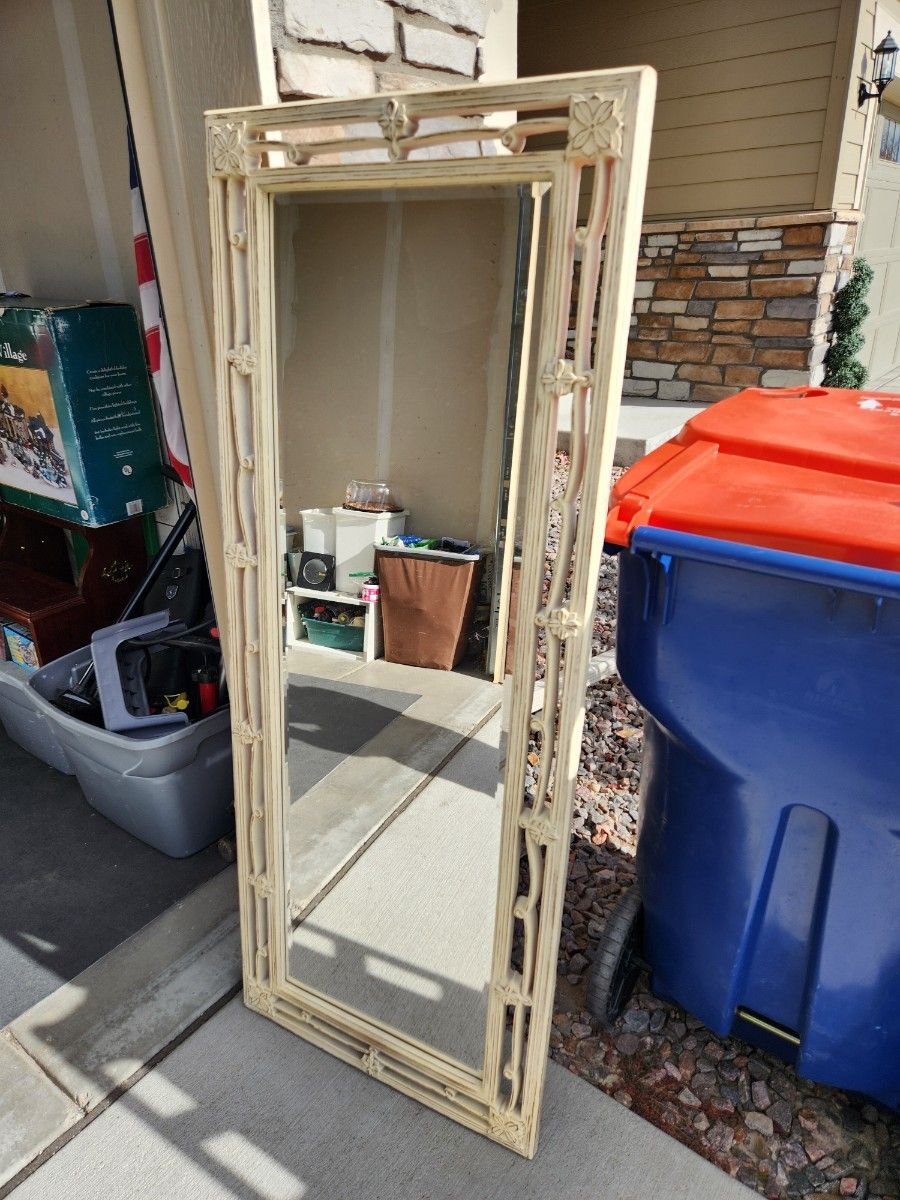 Beautiful Mirror
24x60x1"thick
, good condition