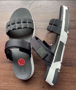 New Woman’s Sandals , 10us