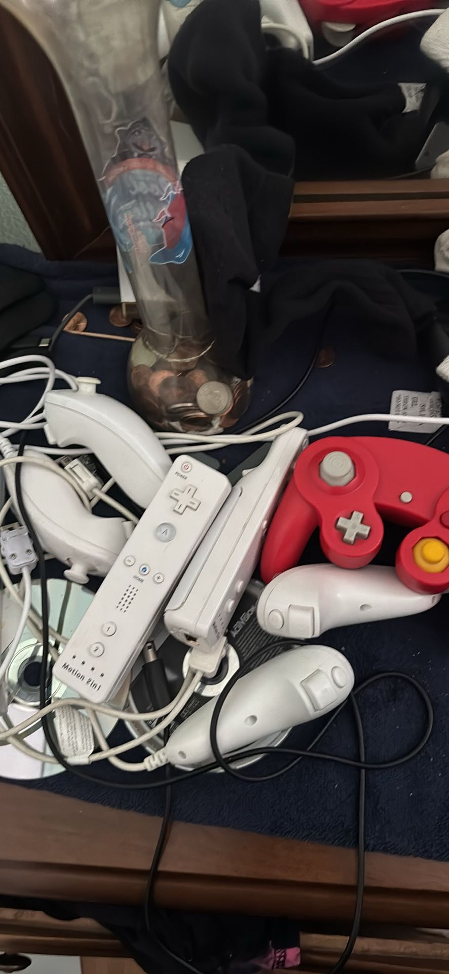 wii 2n1 remotes + gamecube controller +nunchucks