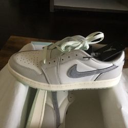 New Kid’s Air Jordan 1 Retro Low OG size 7Y/8.5W