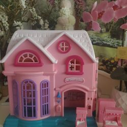 Dollhouse! Two Levels, Ring Bell Has A Song & Light Up! Including: Sink, Fridge, Kitchen!
