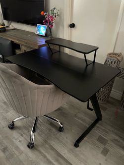 Computer desk almost new 9/10 condition small scratch