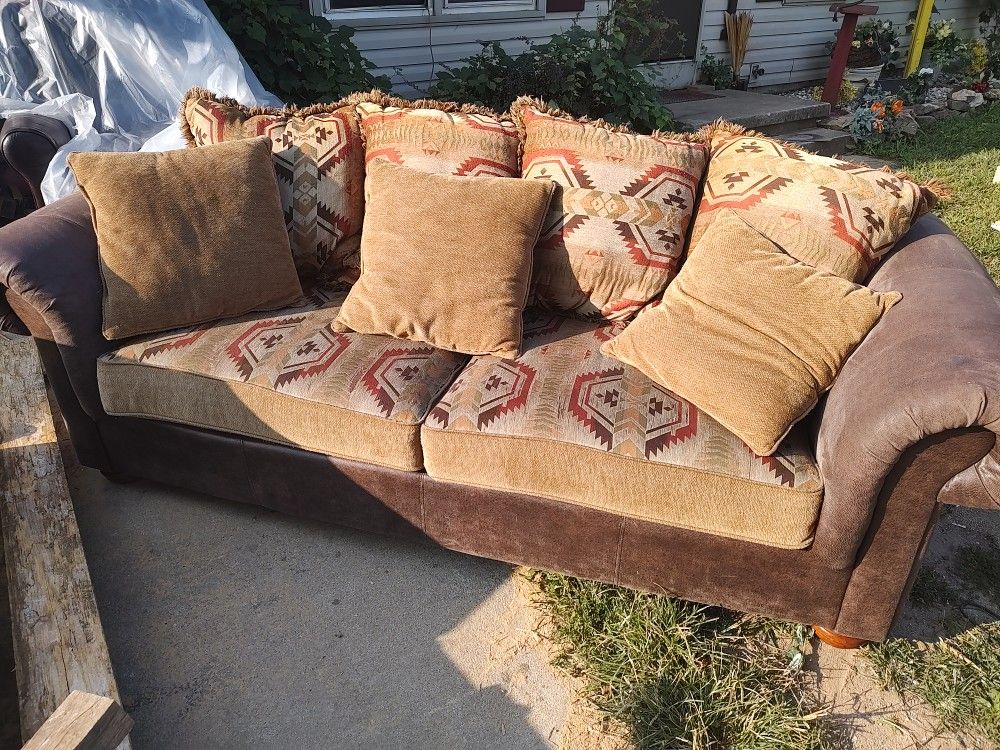 Very Nice Comfy Couch