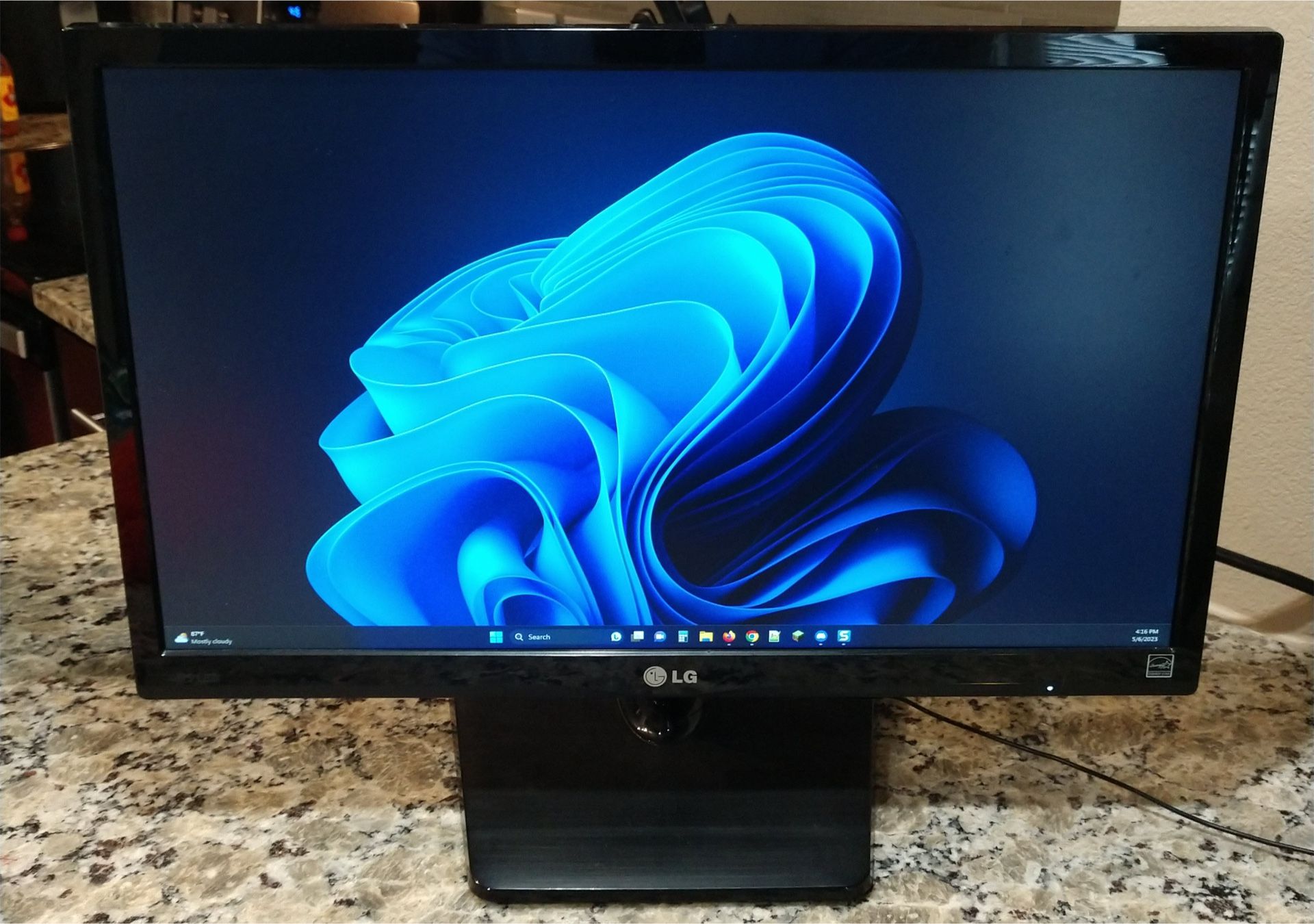 22” Monitor, LG