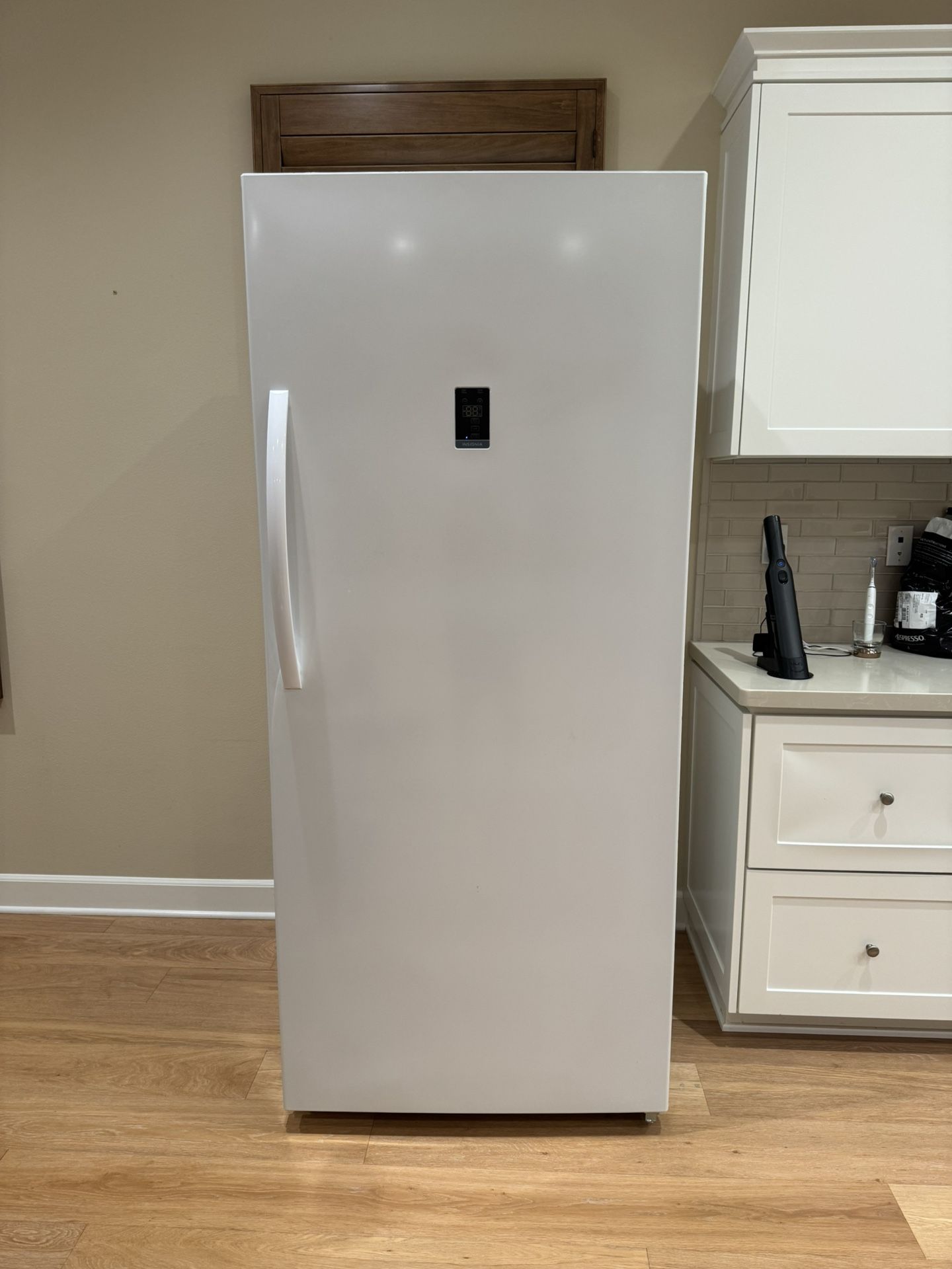 INSIGNIA 21 Cu Ft Convertible Upright Freezer/Refrigerator