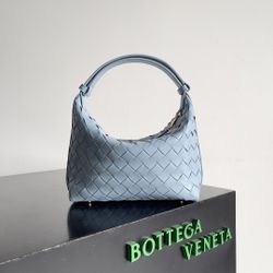 Ladies' classic handbag