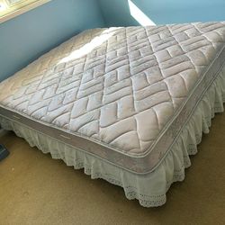 Calking size metal bed frame, box springs and mattress /cama California king con colchón