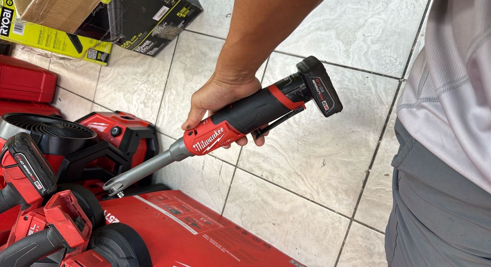 Milwaukee M12 Fuel Extended Ratchet With Battery 