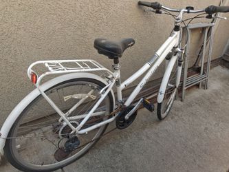 Schwinn Discover City Bike White