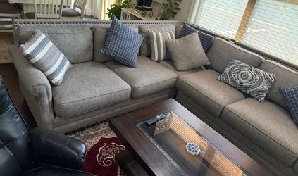 Sectional Sofa in two pieces with free Area rug & free recliner chair