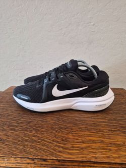 Nike Air Zoom Vomero 16 Athletic Running Shoes 
Women's Size US 10