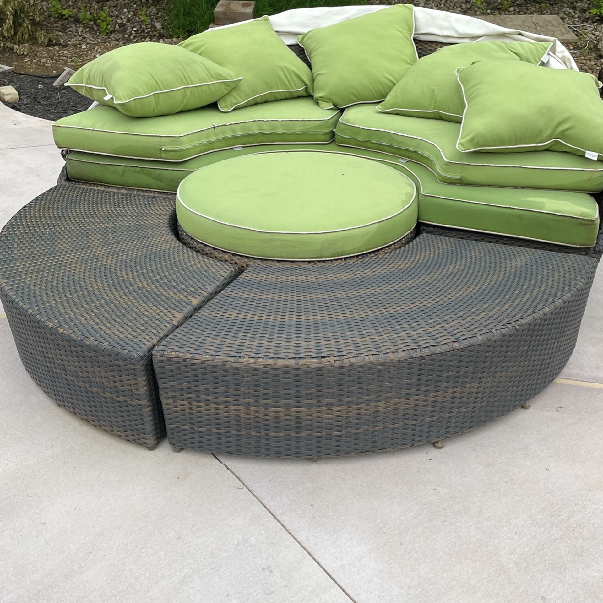 Frontgate round lounger With All Cushions