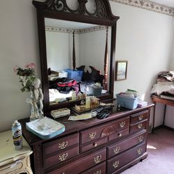 Vaughn Bassett dresser and pinapple post queen bed. Queen Anne. Dark mahogany MAKE REASONABLE OFFERS