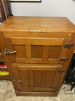 ANTIQUE WOODEN ICE BOX