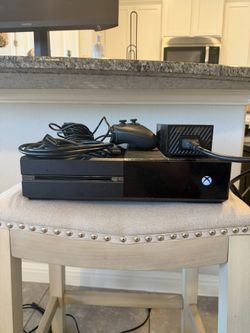 XBOX ONE 500GB CONSOLE , charger, hdmi cord, controller with cord