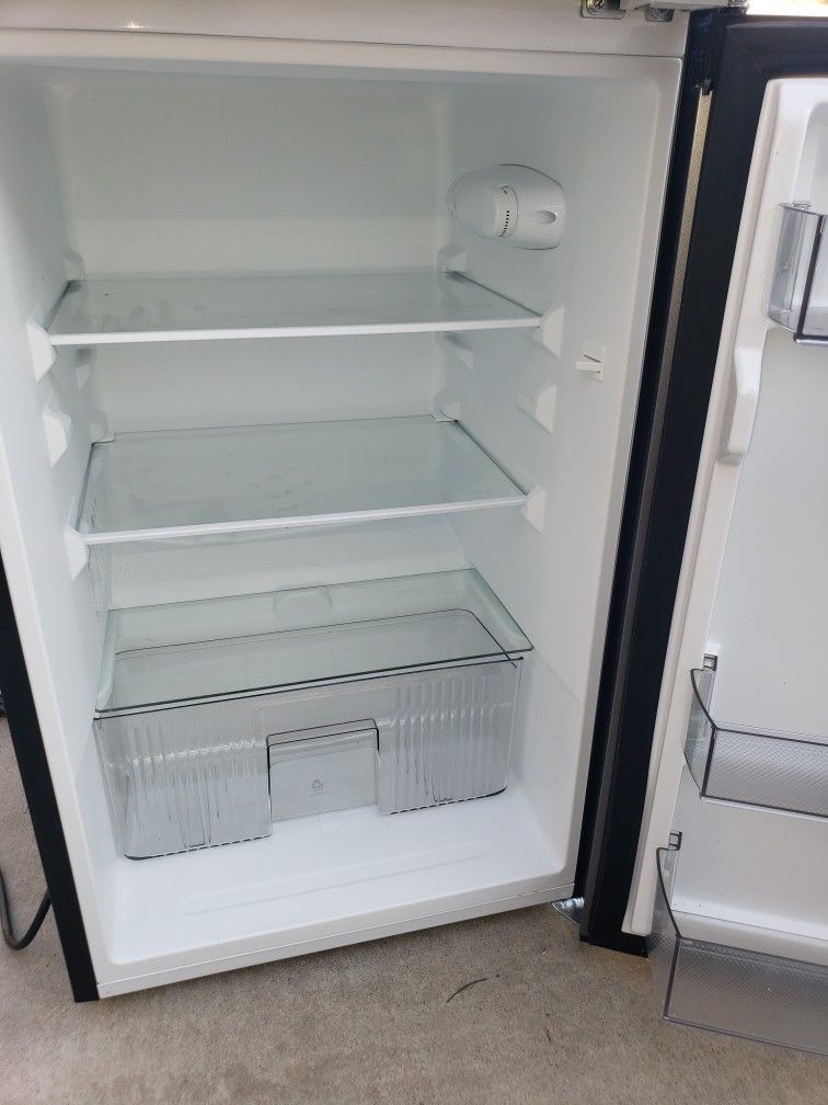 4.5 CU Mini Fridge Largest Midea Before Fullsize 150 FIRM NO LESS for Sale in Visalia, CA OfferUp