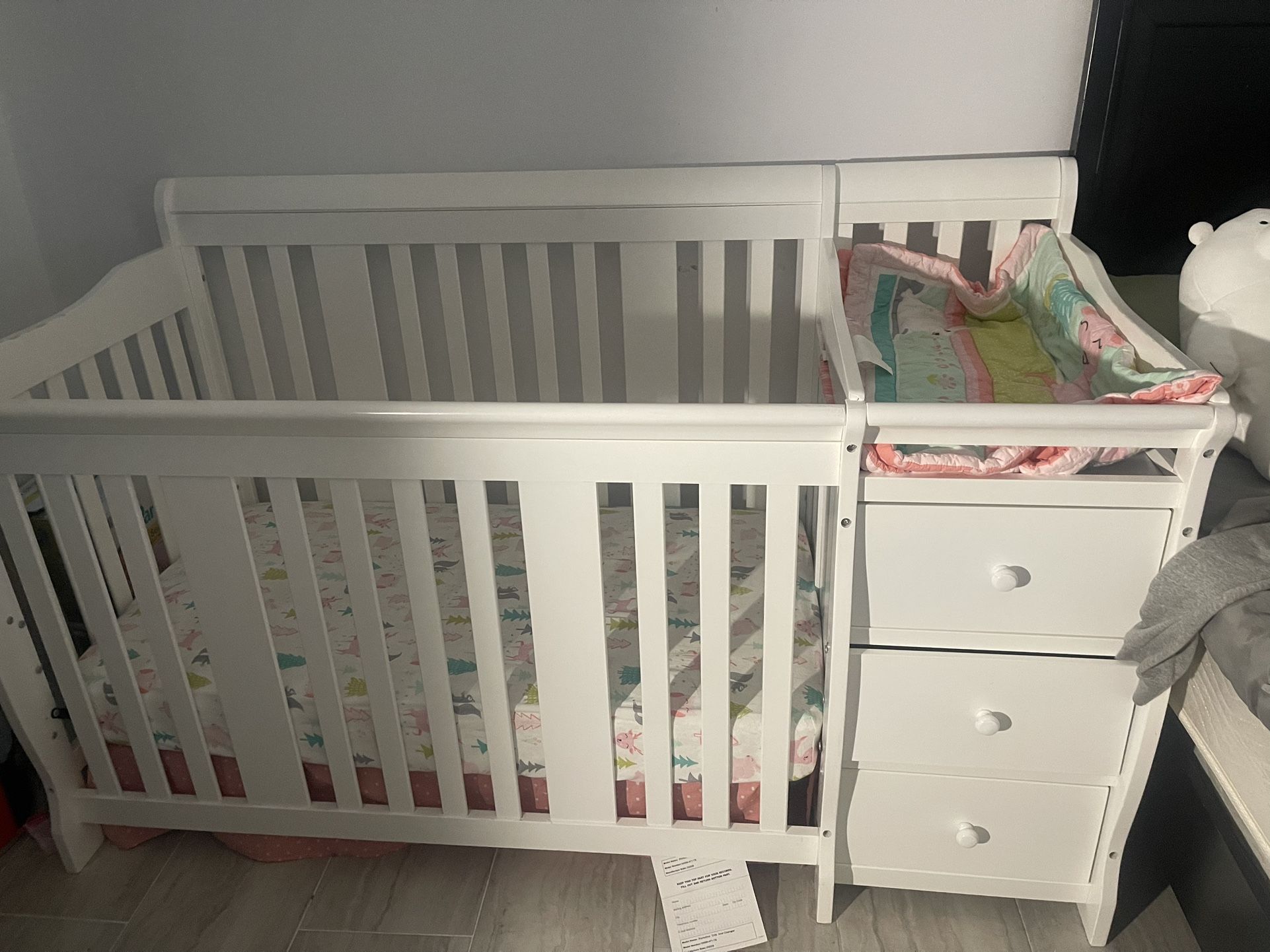 Crib 5-in- 1 Convertible And Has Changer 