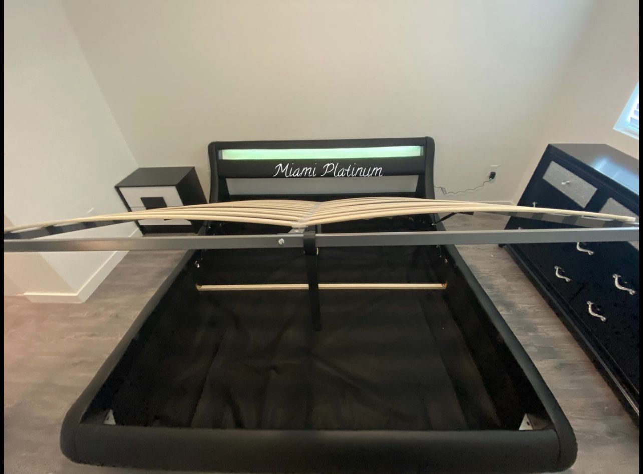 King Bed 🛌 Frame /// Financing Available