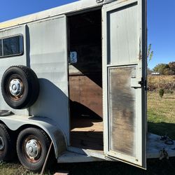 1990 Circle L Horse Trailer  Unladen weight 2,200 GVWR 7,000 10ft L x 6ft W x 8.5ft H