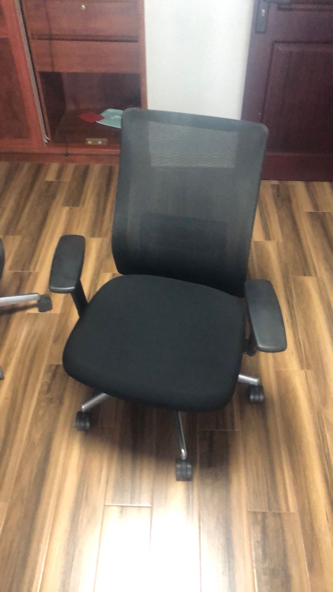 Black swivel adjustable office chair