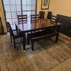 Dining Room Table (Seats 6ppl)