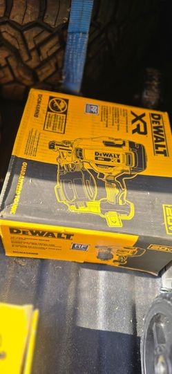 NEW DEWALT 20V ROOFING NAILER 250$