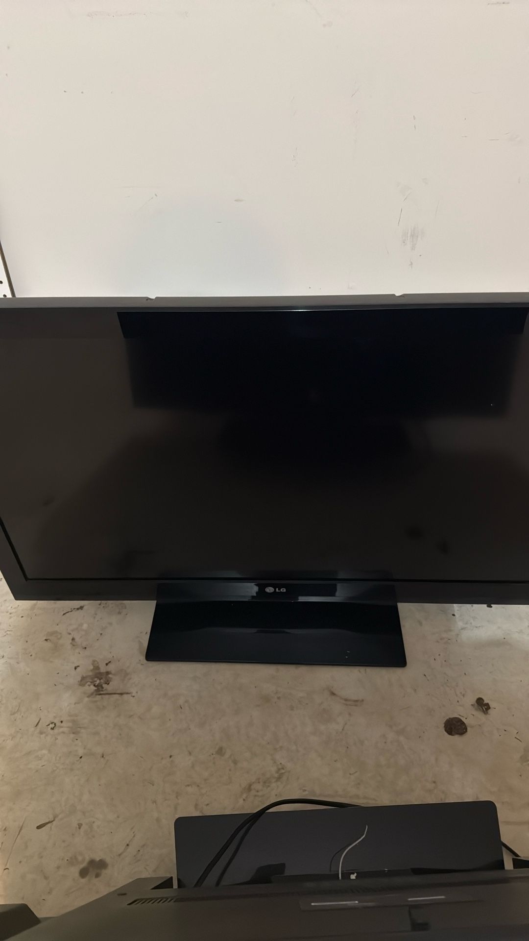42 Inch LG Tv       (not A Smart TV)