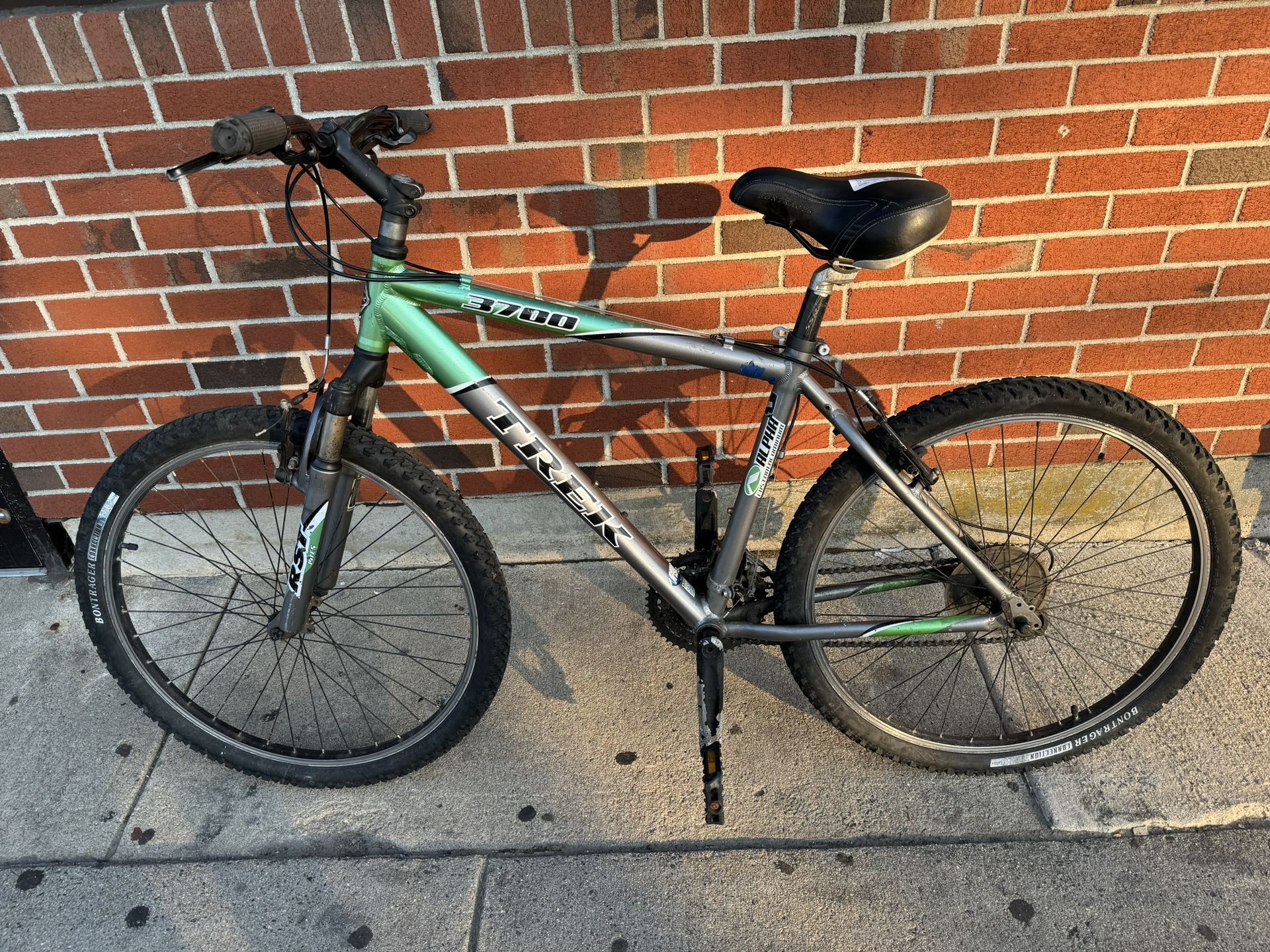 TREK 3700 MOUNTAIN BIKE FRAME:18" WHEELS 26" BLACK/GREEN
