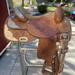 Showman Saddlery saddle
